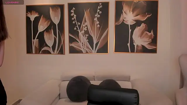 MaiaCollins online show from November 3, 2025, 11:44 am