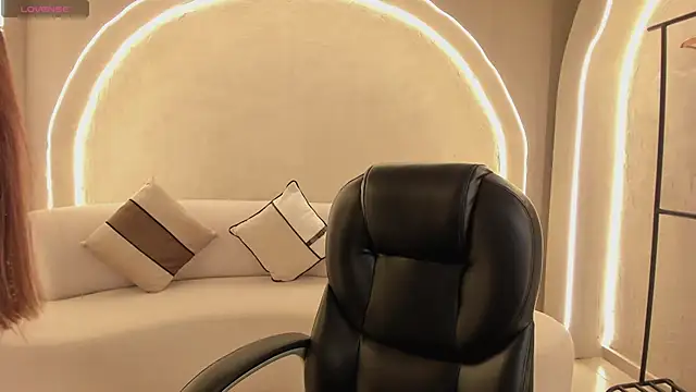 MaiaCollins online show from November 17, 2025, 12:33 pm