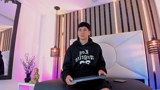 Jhojan twink online show from November 5, 2025, 12:16 pm