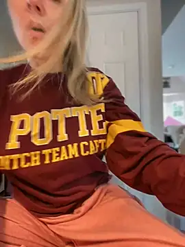 LittleMsMILF online show from March 3, 2026, 5:30 pm