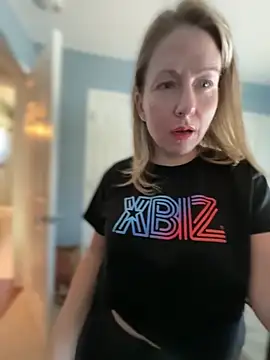 LittleMsMILF online show from April 8, 2026, 5:35 pm