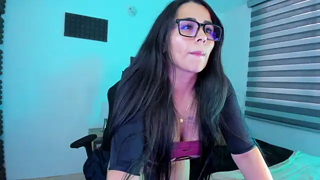 Snapshot of hannarusso chatting on April 16, 2026, 9:39 pm hannarusso online show from April 16, 2026, 9:39 pm