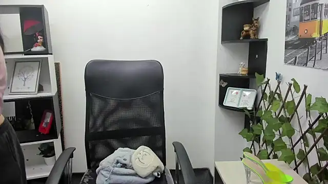 Lizeth Garcia online show from October 24, 2025, 12:12 pm