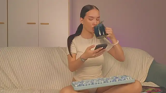 EmiliaDroll online show from October 19, 2025, 5:41 am