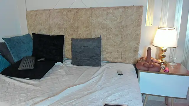 angelinarouse  online show from November 23, 2025, 4:51 pm