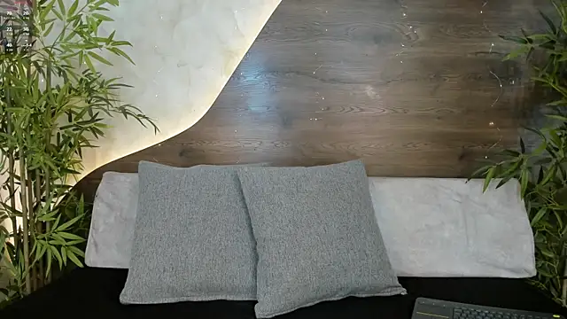 mia lacy  online show from December 1, 2025, 8:03 pm