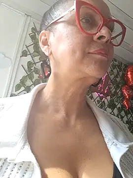 Amadamilf1980 online show from September 26, 2025, 1:37 pm