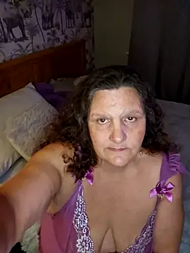 MissQueenBeex online show from November 5, 2025, 7:25 pm