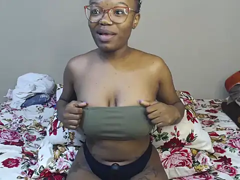 YummyMelanin117 online show from April 12, 2026, 1:21 am