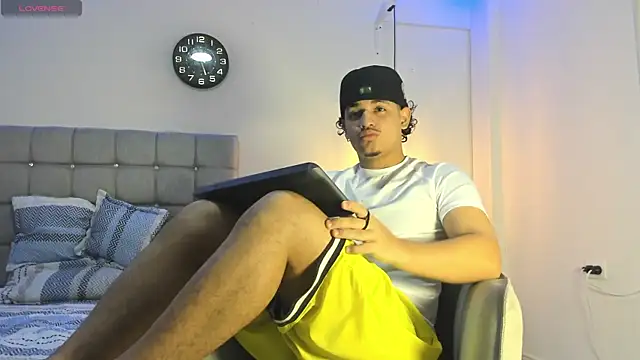 samxx muscle online show from October 3, 2025, 1:41 pm