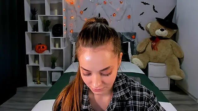 MelanieAlves online show from October 13, 2025, 2:28 pm