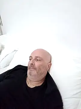 Alexis Bull online show from October 4, 2025, 4:05 pm