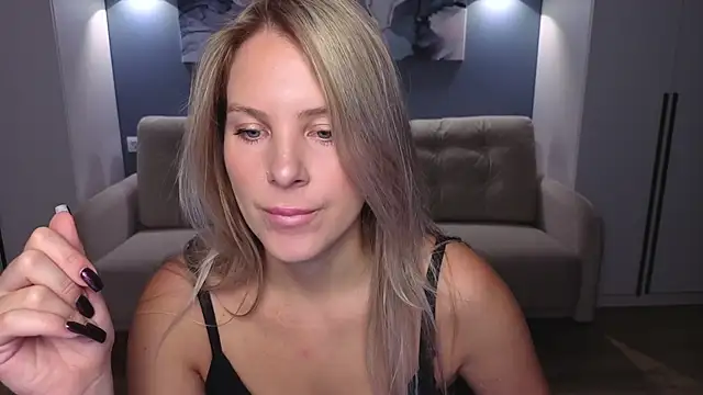 MelanieBennett online show from October 18, 2025, 6:05 am