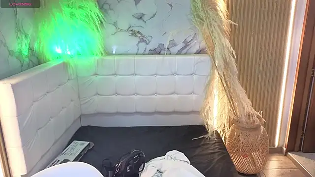 Cerecitaa02  online show from April 17, 2026, 1:19 am