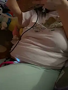 w3tkittty online show from February 13, 2026, 6:42 am