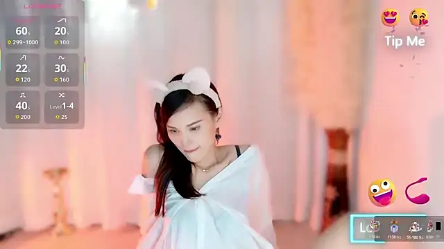 Snapshot of LunaBelle1984 chatting on September 22, 2025, 3:36 pm LunaBelle1984 online show from September 22, 2025, 3:36 pm