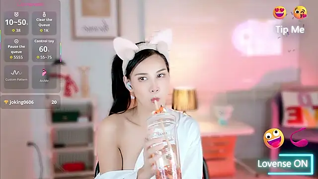 Snapshot of LunaBelle1984 chatting on November 21, 2025, 3:11 pm LunaBelle1984 online show from November 21, 2025, 3:11 pm