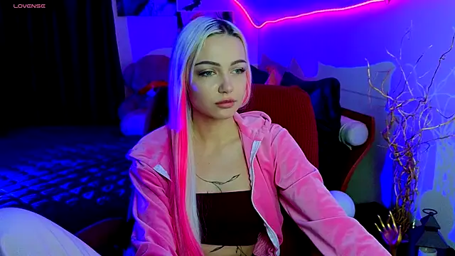 LinaLirian online show from November 9, 2025, 1:31 pm