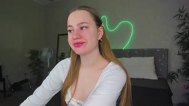 Candy Cansew online show from December 3, 2025, 1:02 am