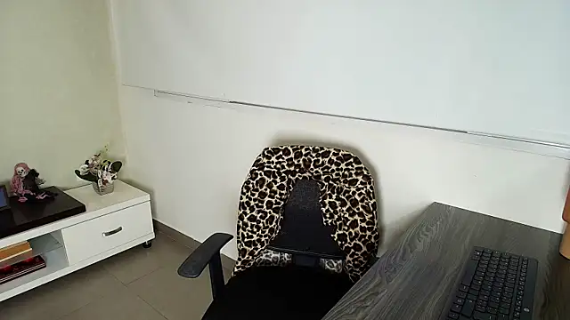  Victoria Collins online show from October 28, 2025, 11:03 am