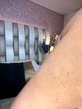 valt  online show from September 18, 2025, 8:00 pm