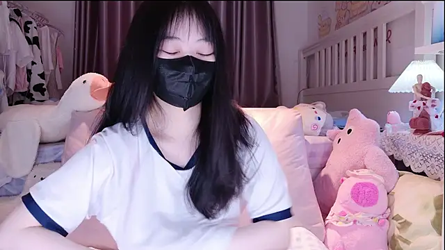 love-uiui online show from November 17, 2025, 2:12 pm