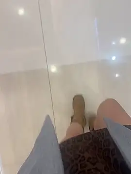 xiaoyuan01 online show from October 13, 2025, 2:00 am