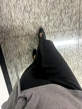 xiaoyuan01 online show from November 4, 2025, 3:38 am