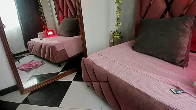 Snapshot of viollettaa_ chatting on February 6, 2026, 7:06 pm viollettaa online show from February 6, 2026, 7:06 pm