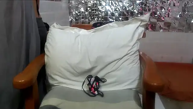 rose-crystal online show from November 2, 2025, 9:28 pm