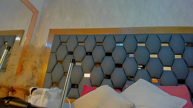 juliette pretty  online show from September 20, 2025, 8:21 pm