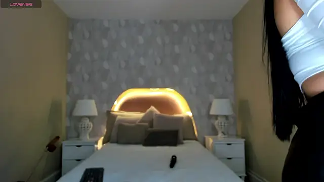 isabella milf  online show from March 1, 2026, 12:18 pm