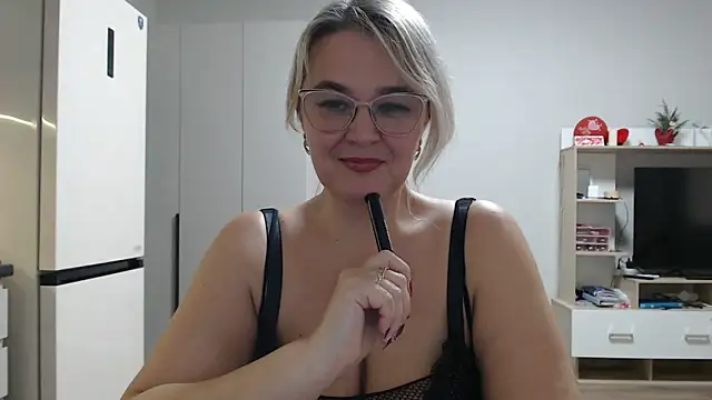 Snapshot of EleanoraDream chatting on April 24, 2026, 9:01 am EleanoraDream online show from April 24, 2026, 9:01 am