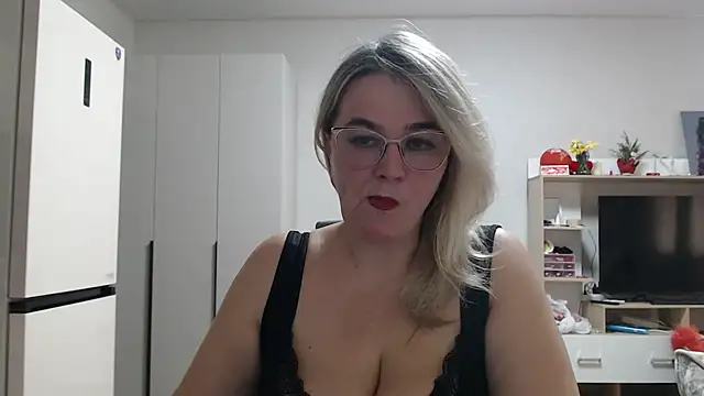Snapshot of EleanoraDream chatting on April 30, 2026, 11:27 am EleanoraDream online show from April 30, 2026, 11:27 am