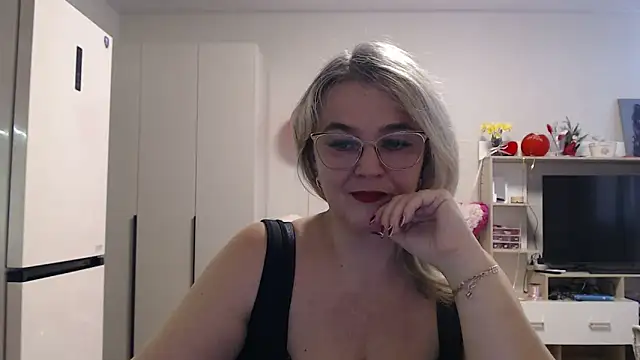 Snapshot of EleanoraDream chatting on May 3, 2026, 9:59 am EleanoraDream online show from May 3, 2026, 9:59 am