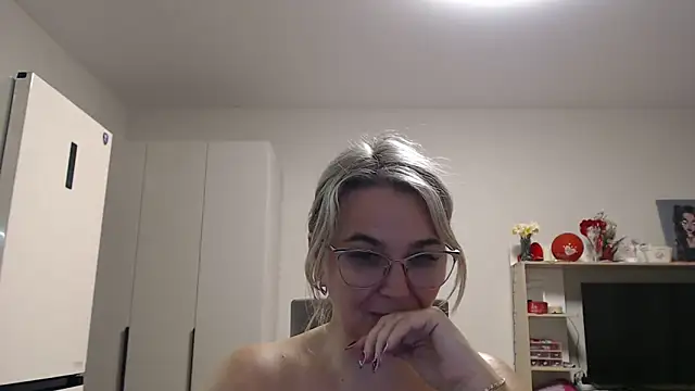 Snapshot of EleanoraDream chatting on May 9, 2026, 5:18 pm EleanoraDream online show from May 9, 2026, 5:18 pm