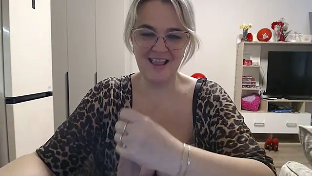 Snapshot of EleanoraDream chatting on May 10, 2026, 7:13 am EleanoraDream online show from May 10, 2026, 7:13 am