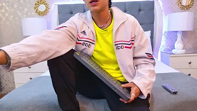 ZoeKrug online show from November 18, 2025, 11:36 am