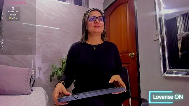 Snapshot of Agatha_Pleasure chatting on September 9, 2025, 11:54 am Agatha Pleasure online show from September 9, 2025, 11:54 am