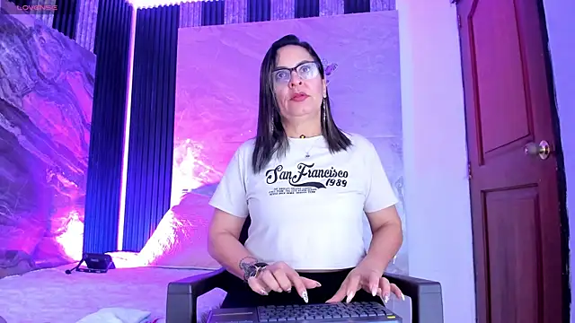 Agatha Pleasure online show from April 18, 2026, 11:58 am