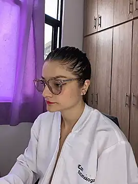 Snapshot of Coralinne__ chatting on July 4, 2026, 3:51 pm Coralinne online show from July 4, 2026, 3:51 pm