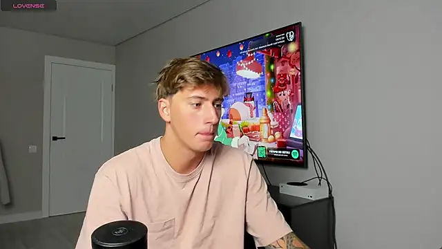 DaniHort online show from December 15, 2025, 9:02 am