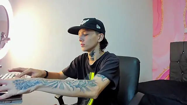Snapshot of StraightBoy_Nick chatting on October 8, 2025, 9:45 pm StraightBoy Nick online show from October 8, 2025, 9:45 pm