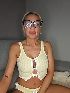 Snapshot of Bellarose_xx chatting on July 3, 2026, 7:20 pm Bellarose xx online show from July 3, 2026, 7:20 pm