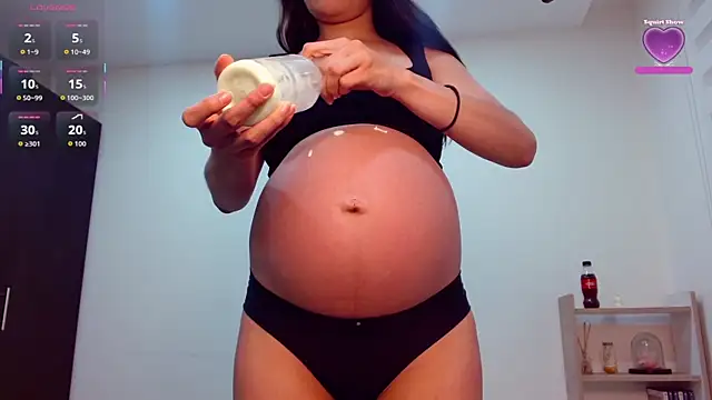 Snapshot of Roxxi_2110 chatting on October 1, 2025, 1:00 am Roxxi 2110 online show from October 1, 2025, 1:00 am