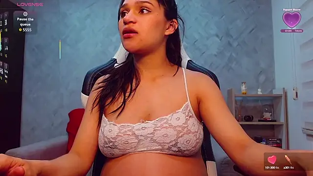 Snapshot of Roxxi_2110 chatting on October 10, 2025, 1:37 am Roxxi 2110 online show from October 10, 2025, 1:37 am