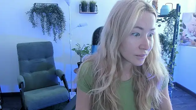 Snapshot of AstraMonroe chatting on May 5, 2026, 4:42 am AstraMonroe online show from May 5, 2026, 4:42 am