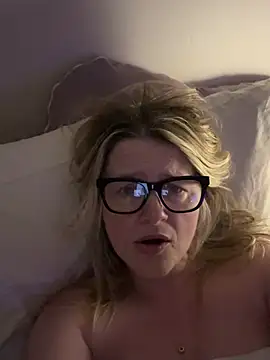 SuzieSub online show from February 28, 2026, 11:50 pm