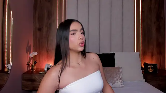 Snapshot of LucySalvatore_ chatting on June 7, 2026, 5:22 am LucySalvatore online show from June 7, 2026, 5:22 am
