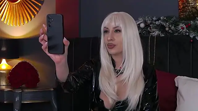 VickiSpice online show from December 18, 2025, 8:04 pm